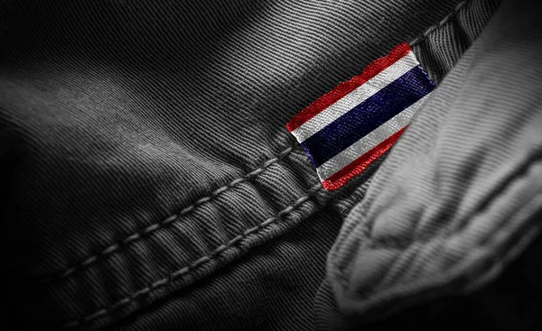 以泰国国旗为形式的深色衣服标签 — 图库照片