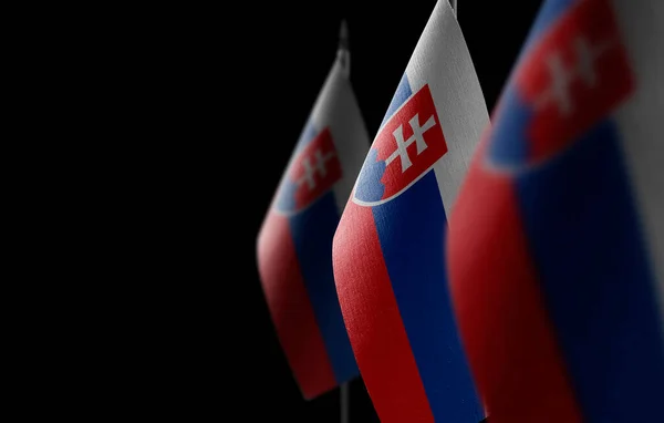 Małe flagi narodowe Słowacji na czarnym tle — Zdjęcie stockowe