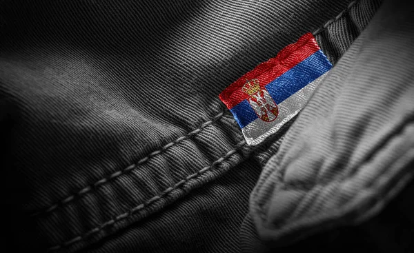 关于塞尔维亚国旗形式的深色衣服的标签 — 图库照片
