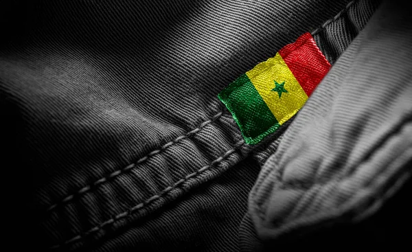 在塞内加尔国旗形式的深色衣服上打上标记 — 图库照片