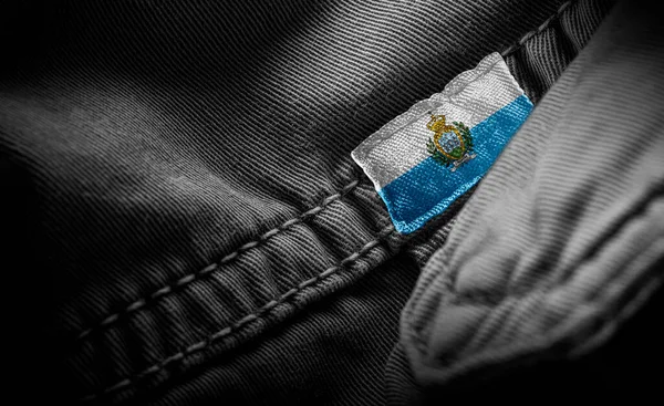 Etiqueta en la ropa oscura en forma de la bandera de San Marino — Foto de Stock