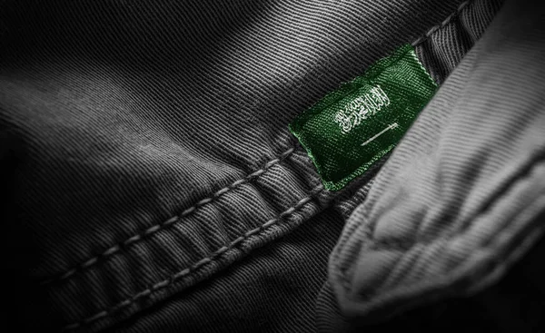 Tag em roupas escuras na forma da bandeira da Arábia Saudita — Fotografia de Stock