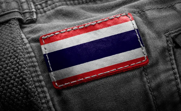 Tag auf dunkler Kleidung in Form der thailändischen Flagge — Stockfoto