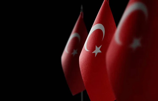 Petits drapeaux nationaux de la Turquie sur fond noir — Photo