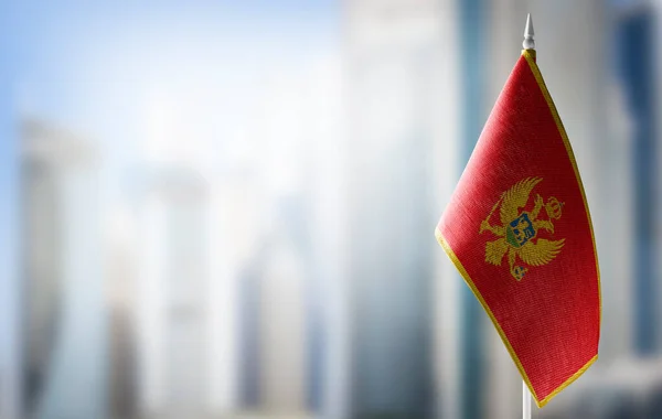 Mała flaga Czarnogóry na tle zamazanego tła — Zdjęcie stockowe