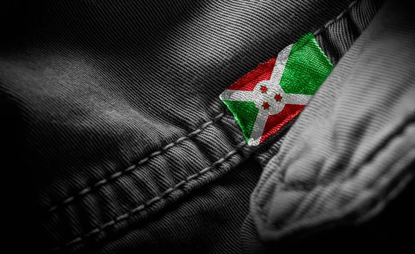 Koyu renk elbiseleri Burundi bayrağı şeklinde etiketle. — Stok fotoğraf