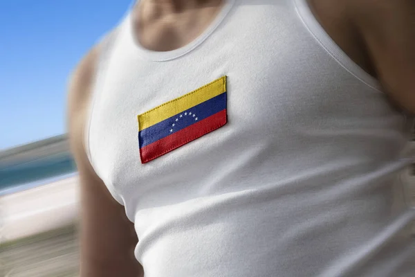 De nationale vlag van Venezuela op de borst van de atleten — Stockfoto