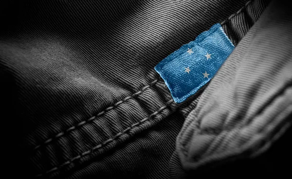 Метка на темной одежде в виде флага Федеративных Штатов Микронезии — стоковое фото