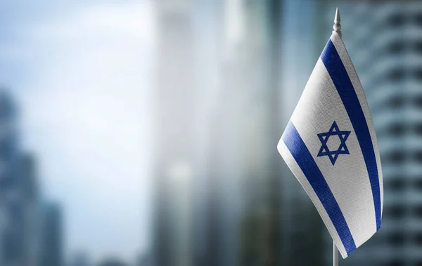 Malá vlajka Izraele na pozadí rozmazaného pozadí — Stock fotografie