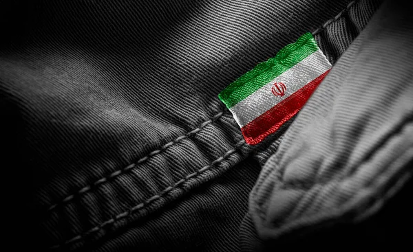 На темному одязі у формі прапора Ірану. — стокове фото