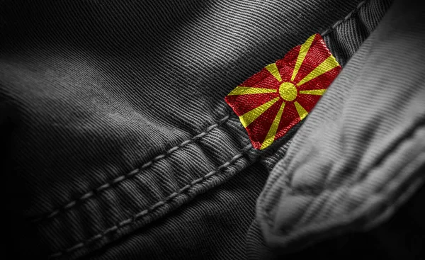 Etiqueta en la ropa oscura en forma de la bandera de Macedonia — Foto de Stock