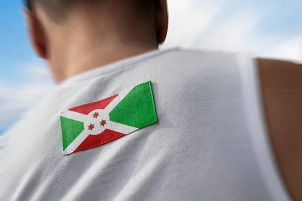 Bandeira nacional do Burundi nas costas dos atletas — Fotografia de Stock