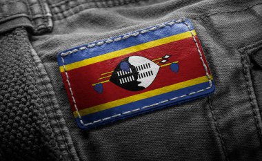 Svaziland bayrağı şeklinde koyu renk giysiler giyin.