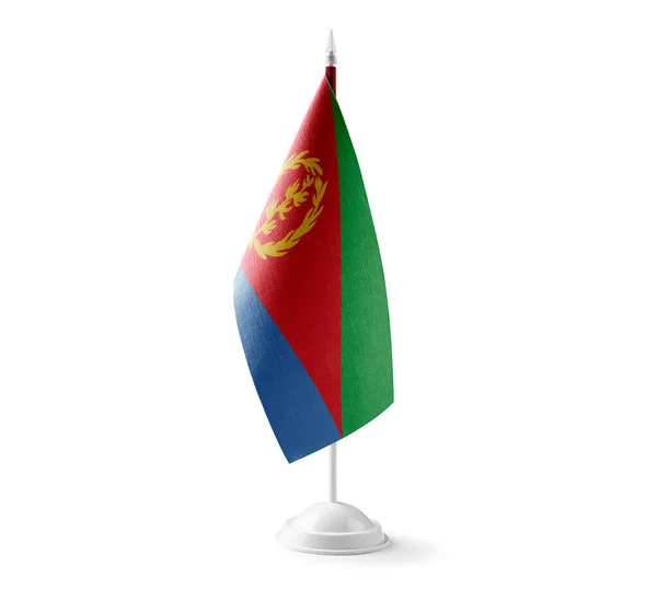 Pequeña bandera nacional de la Eritrea sobre un fondo blanco — Foto de Stock