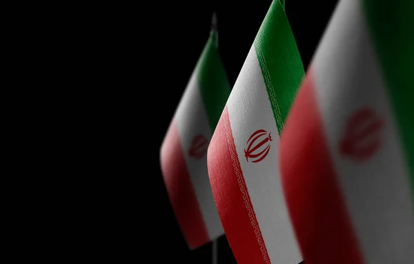 Pequeñas banderas nacionales del Irán sobre un fondo negro —  Fotos de Stock