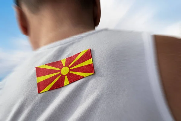 La bandera nacional de Macedonia sobre los atletas — Foto de Stock