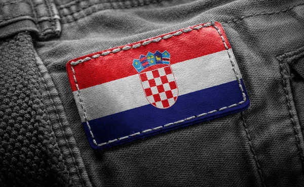 クロアチアの旗の形で暗い服にタグ — ストック写真