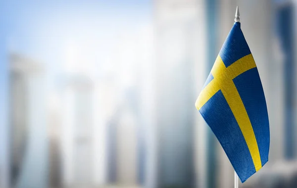 Bulanık arka planda İsveç 'in küçük bir bayrağı — Stok fotoğraf