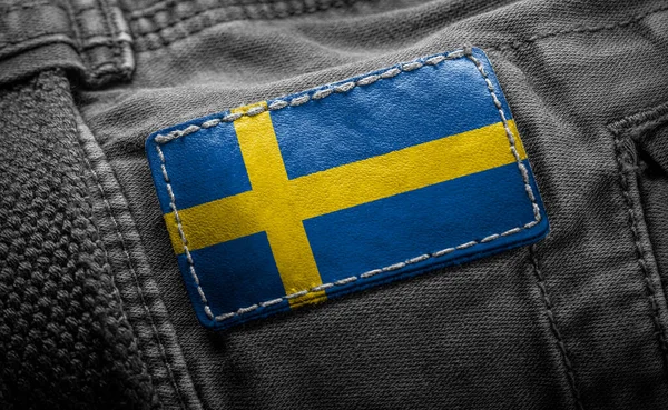 스웨덴 국기의 형태로 짙은 색의 옷을 먹는 모습 — 스톡 사진