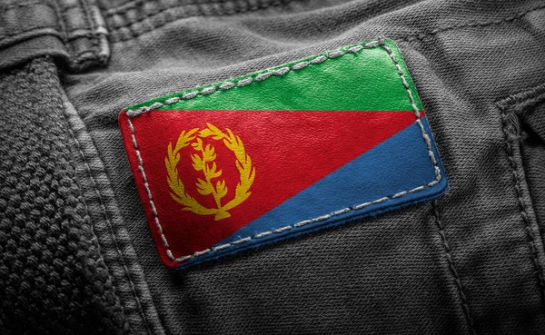 Etiqueta en la ropa oscura en forma de la bandera de la Eritrea — Foto de Stock