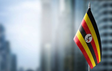 Arka planda bulanık bir arka planda küçük bir Uganda bayrağı