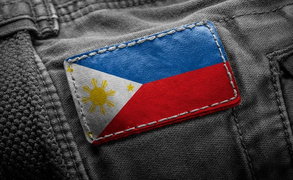 Tag auf dunkler Kleidung in Form der Flagge der Philippinen — Stockfoto