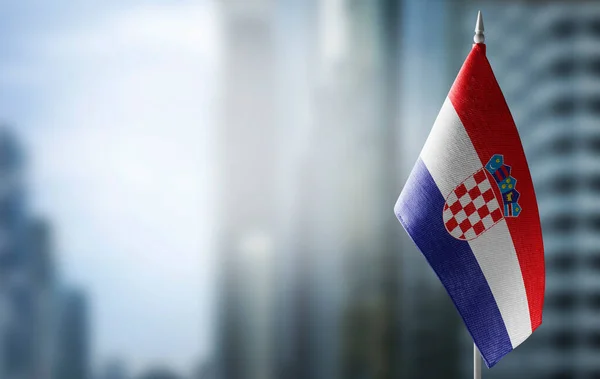 En liten flagga av Kroatien på bakgrunden av en suddig bakgrund — Stockfoto