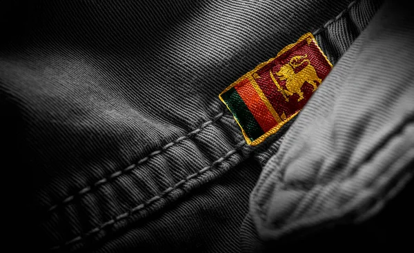 A Srí Lanka lobogója alatt közlekedő sötét ruhák jelölése — Stock Fotó