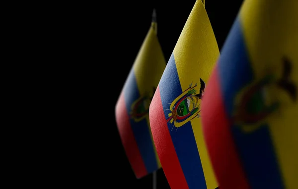 Pequenas bandeiras nacionais do Equador em um fundo preto — Fotografia de Stock
