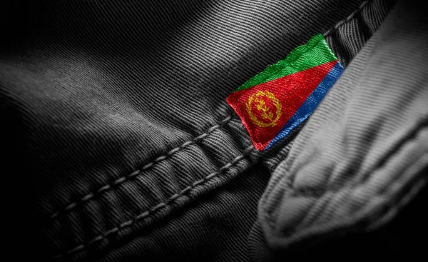 Tagg på mörka kläder i form av flagga Eritrea — Stockfoto