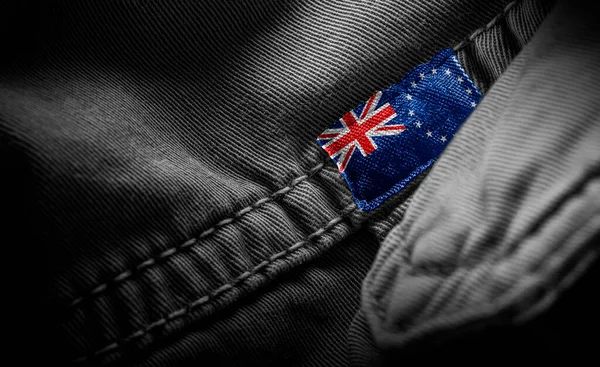 Etiqueta en la ropa oscura en forma de la bandera de las Islas Cook —  Fotos de Stock