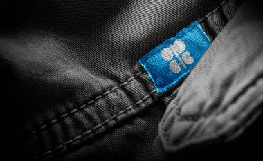 Petrol İhraç Eden Ülkeler Örgütü bayrakları şeklinde koyu renk giysilere etiket