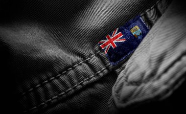 Koyu renk elbiseleri Aziz Helena bayrağı şeklinde etiketle.