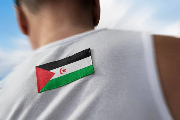 Державний прапор Сахарі на спині спортсменів. — стокове фото