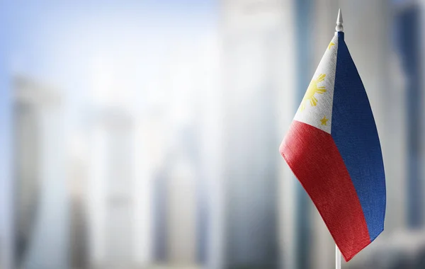 背景がぼやけているフィリピンの小さな旗 — ストック写真