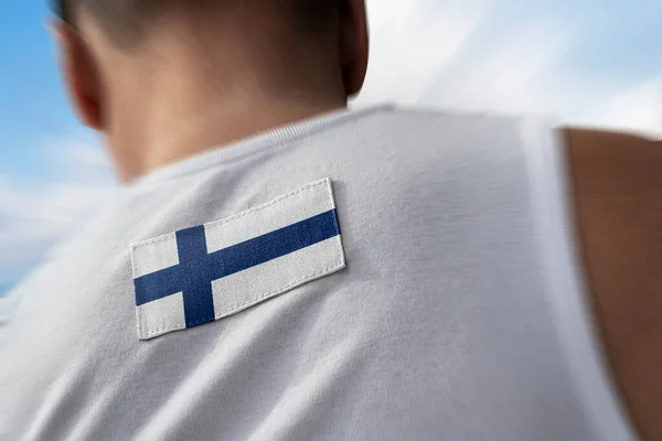 Finlandiya ulusal bayrağı sporcuların sırtında — Stok fotoğraf