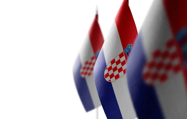 Pequeñas banderas nacionales de Croacia sobre un fondo blanco —  Fotos de Stock