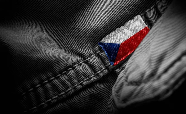 Метка на темной одежде в виде флага Чехии — стоковое фото