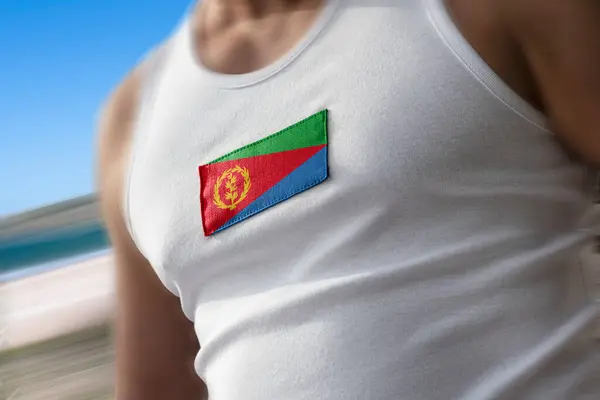 Государственный флаг Эритреи на сундуке спортсменов — стоковое фото