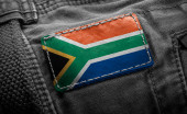 Značka na tmavém oblečení v podobě vlajky Jižní Afriky