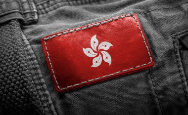 Koyu renk elbiseleri Hong Kong bayrağı şeklinde etiketle.