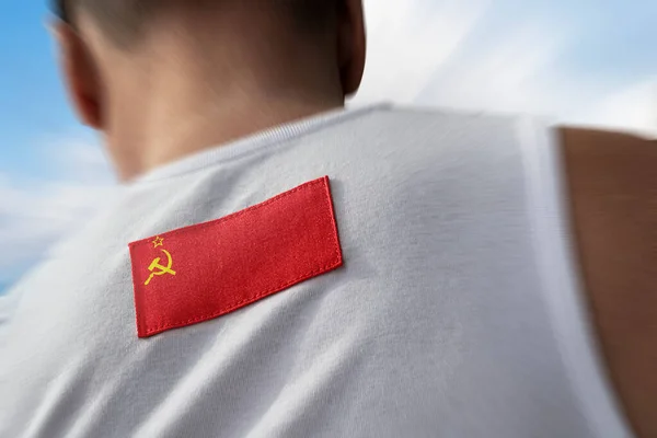 La bandera nacional de la URSS sobre los atletas espalda — Foto de Stock