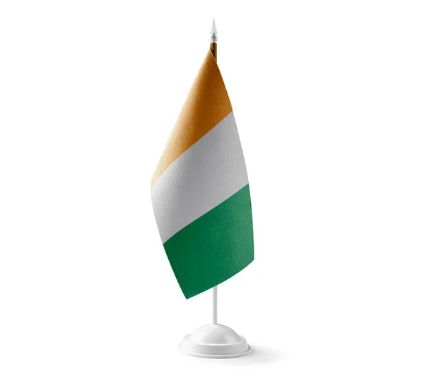 Petit drapeau national de la Côte dIvoire sur fond blanc — Photo