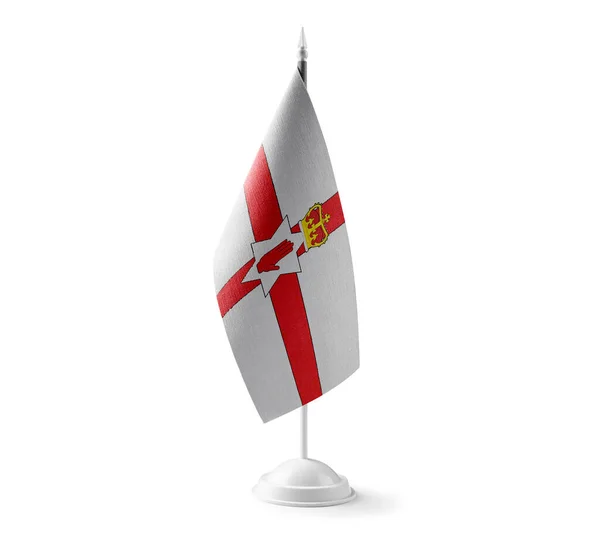 Pequena bandeira nacional da Irlanda do Norte sobre um fundo branco — Fotografia de Stock