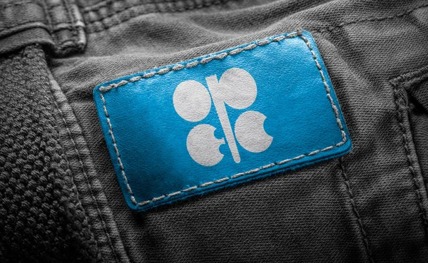 Étiquette sur vêtements sombres sous la forme du drapeau de l'Organisation des pays exportateurs de pétrole — Photo