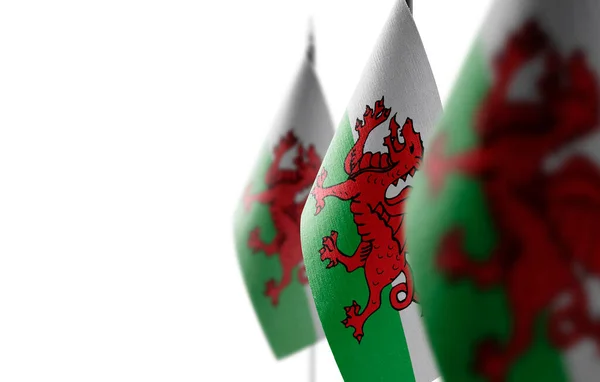 Kleine nationale vlaggen van Wales op een witte achtergrond — Stockfoto