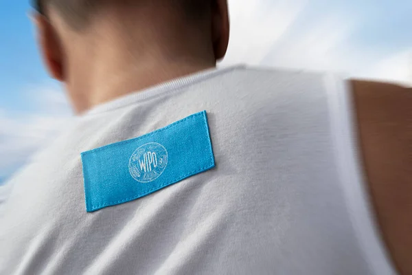 Государственный флаг Международной организации интеллектуальной собственности на спине спортсменов — стоковое фото