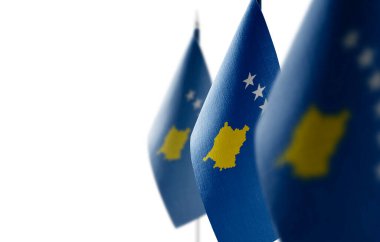 Beyaz arka planda Kosova 'nın küçük ulusal bayrakları