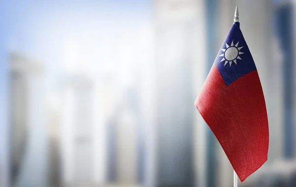 Een kleine vlag van Taiwan op de achtergrond van een wazige achtergrond — Stockfoto