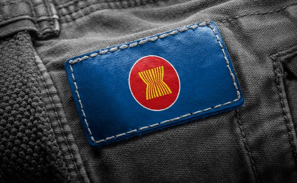 Tag auf dunkler Kleidung in Form der ASEAN-Flagge — Stockfoto